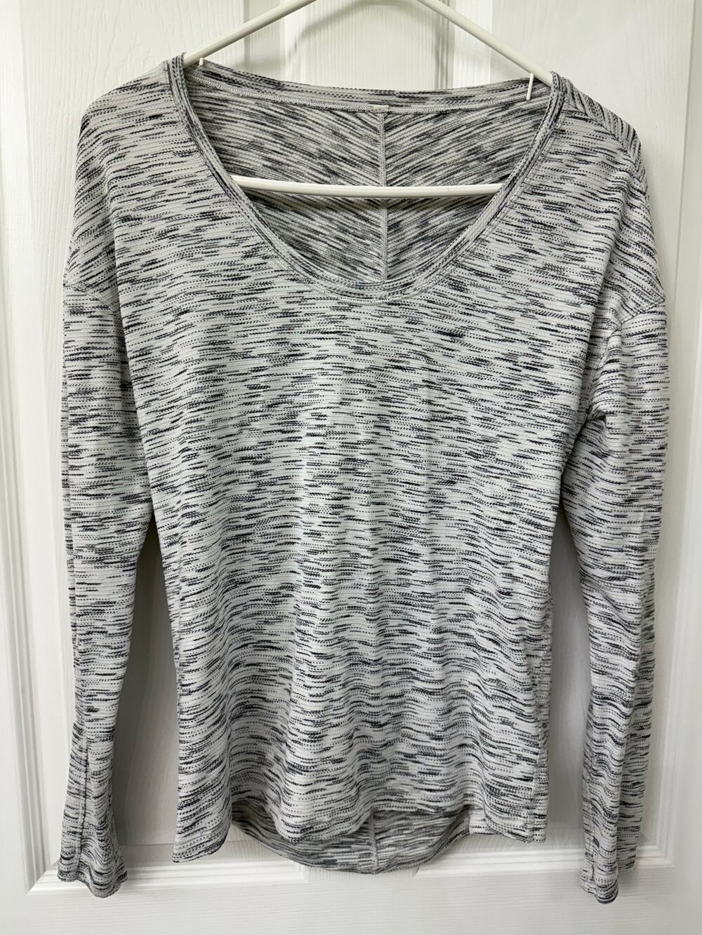 Lululemon long sleeve heathered gray white ptp 20 inch medium no tag thumb holes